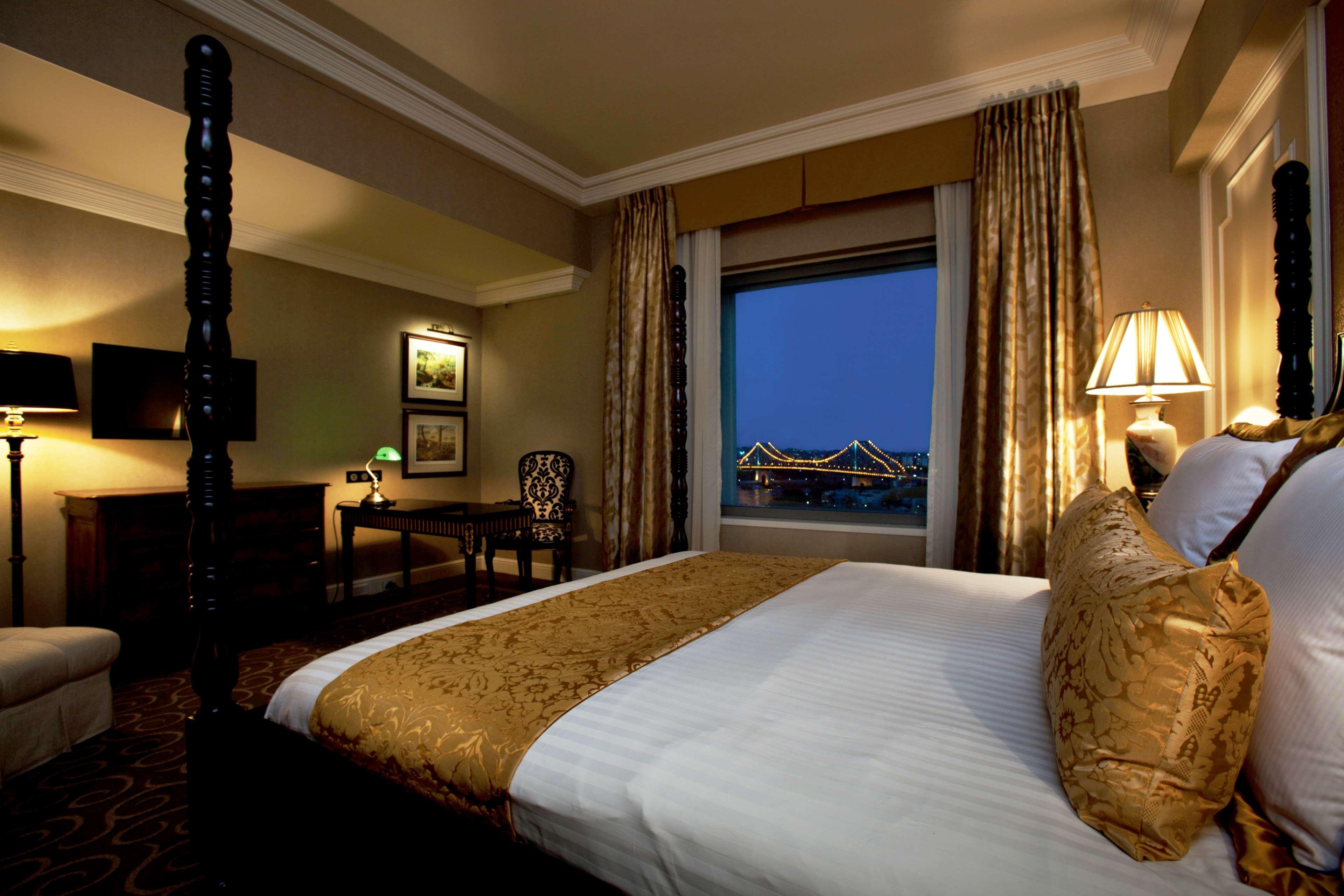 Stamford Plaza Brisbane Otel Dış mekan fotoğraf A room at the Taj Mahal Palace