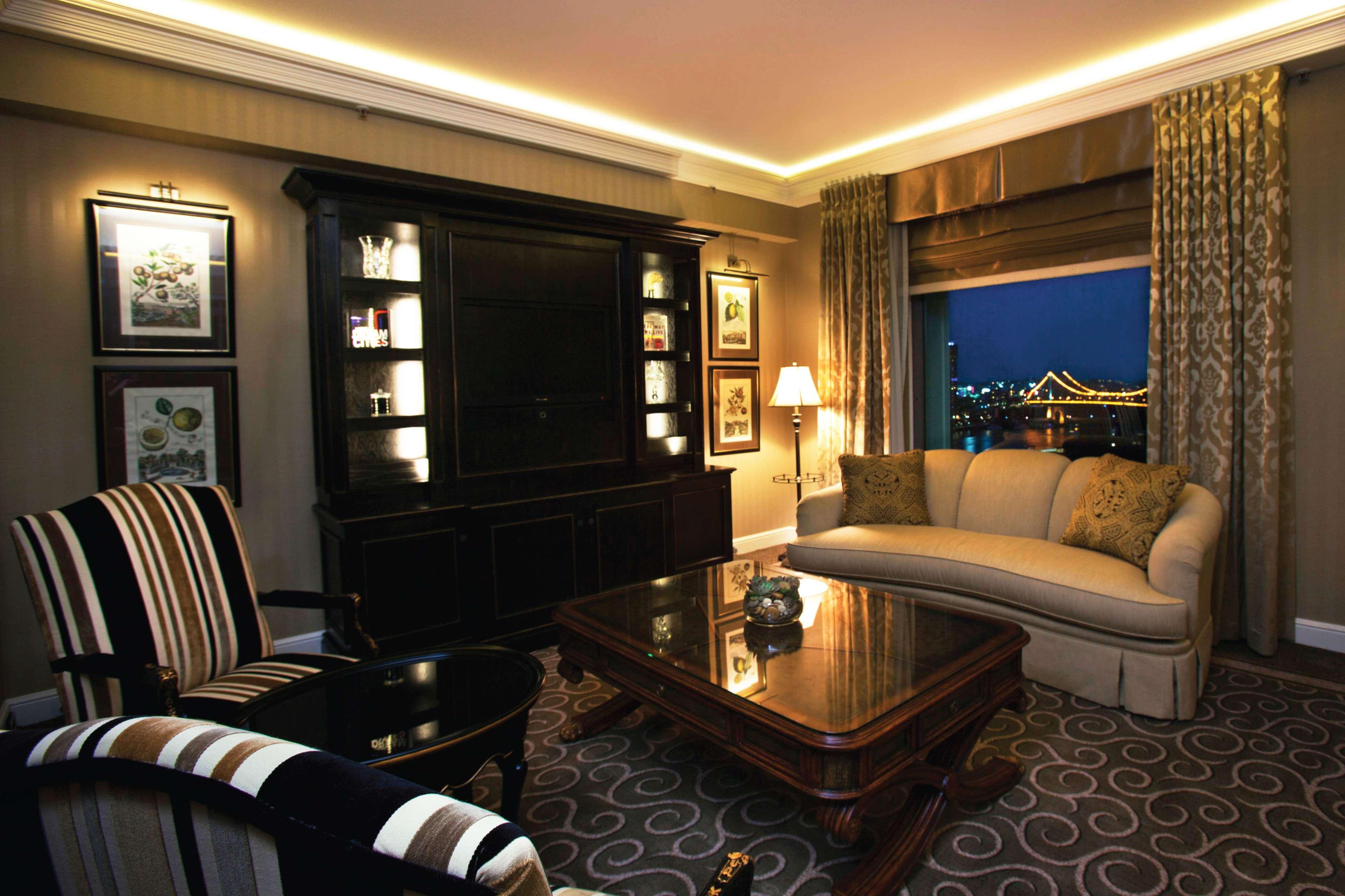 Stamford Plaza Brisbane Otel Dış mekan fotoğraf A living room at the Mandarin Oriental, London