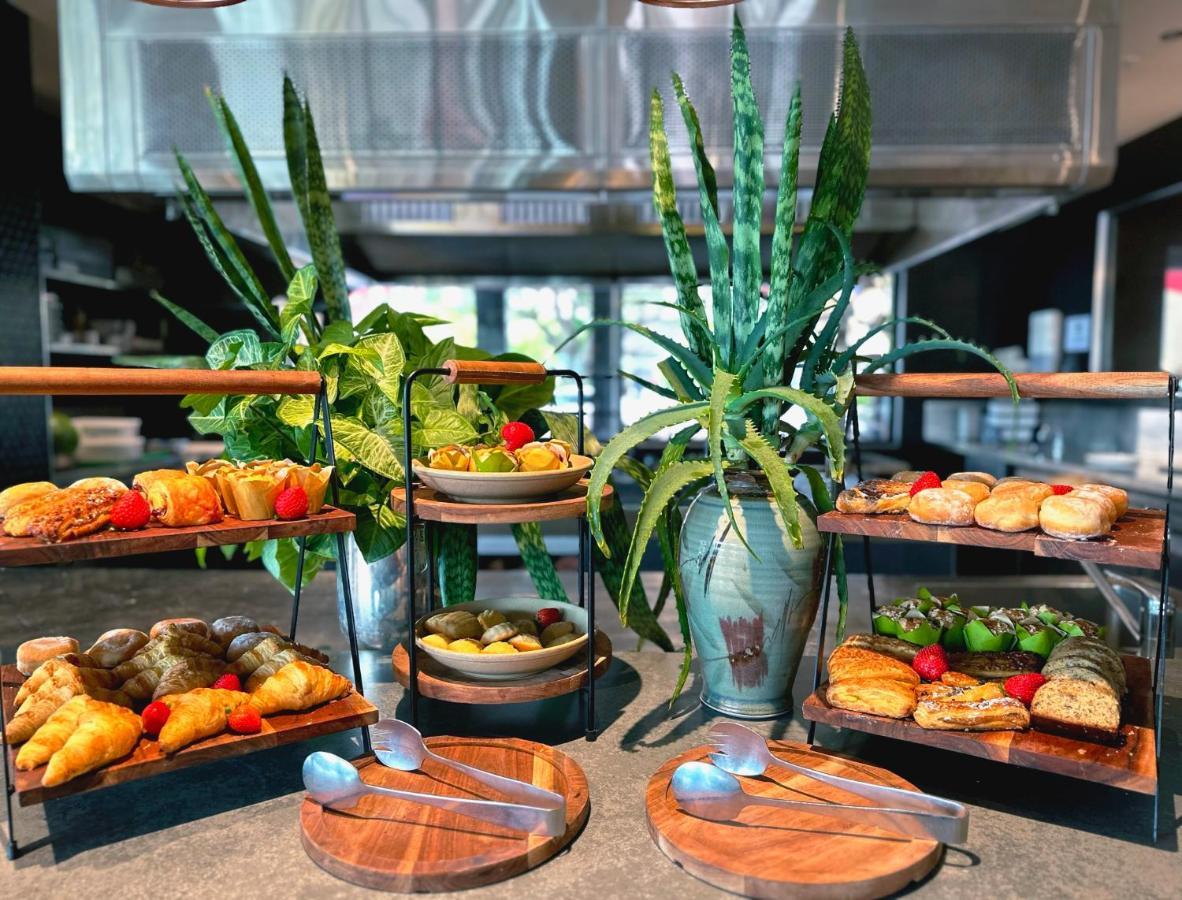 Stamford Plaza Brisbane Otel Dış mekan fotoğraf A selection of tapas at a restaurant in Madrid, Spain