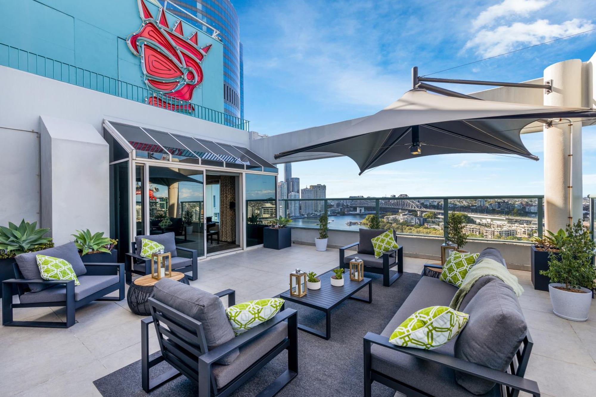 Stamford Plaza Brisbane Otel Dış mekan fotoğraf The rooftop bar at the Hotel