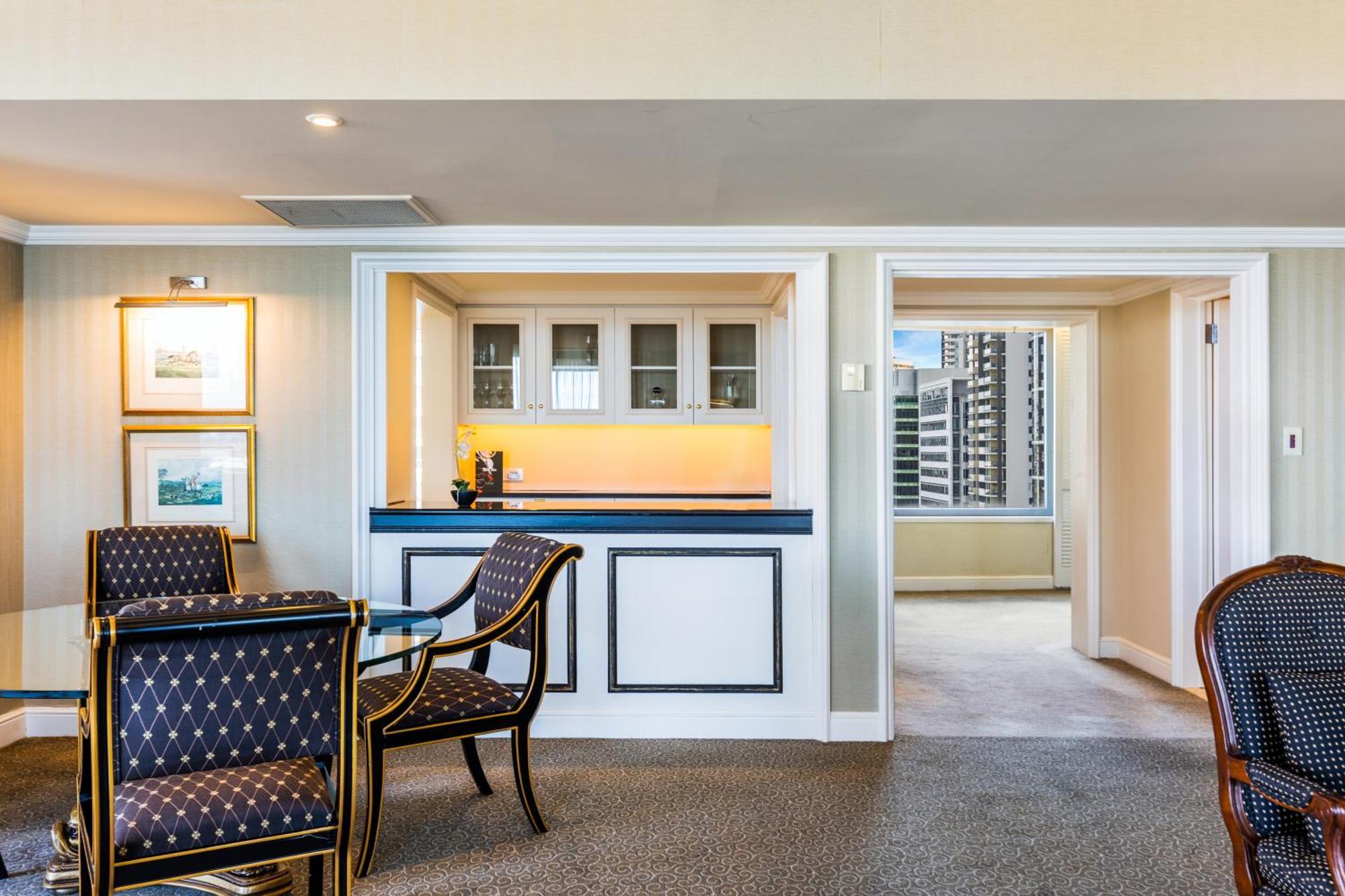 Stamford Plaza Brisbane Otel Dış mekan fotoğraf A suite at the Four Seasons Hotel
