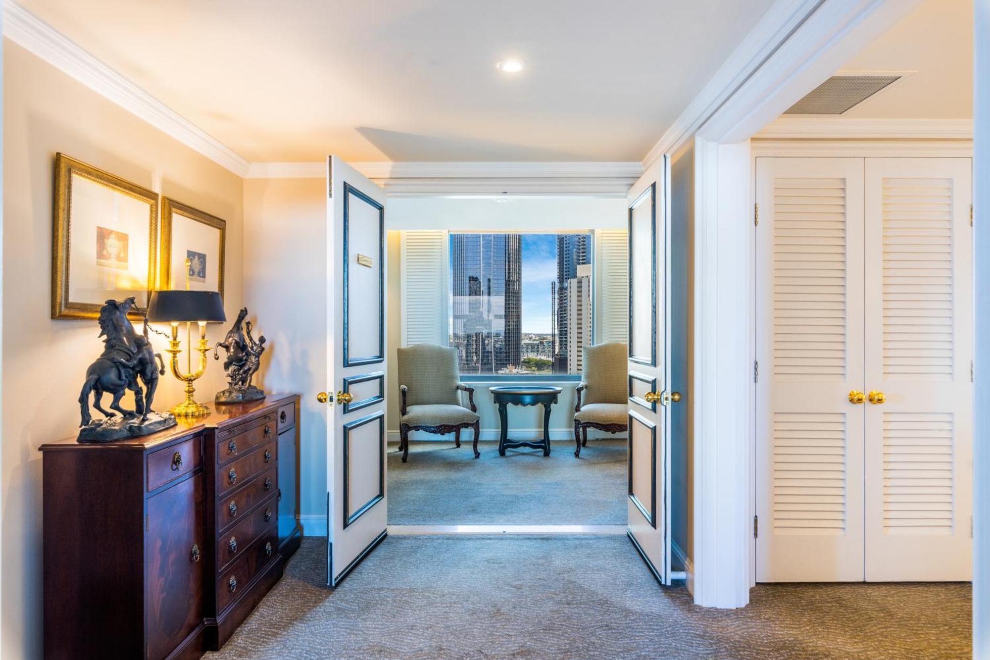 Stamford Plaza Brisbane Otel Dış mekan fotoğraf A suite at the Mandarin Oriental, Hong Kong
