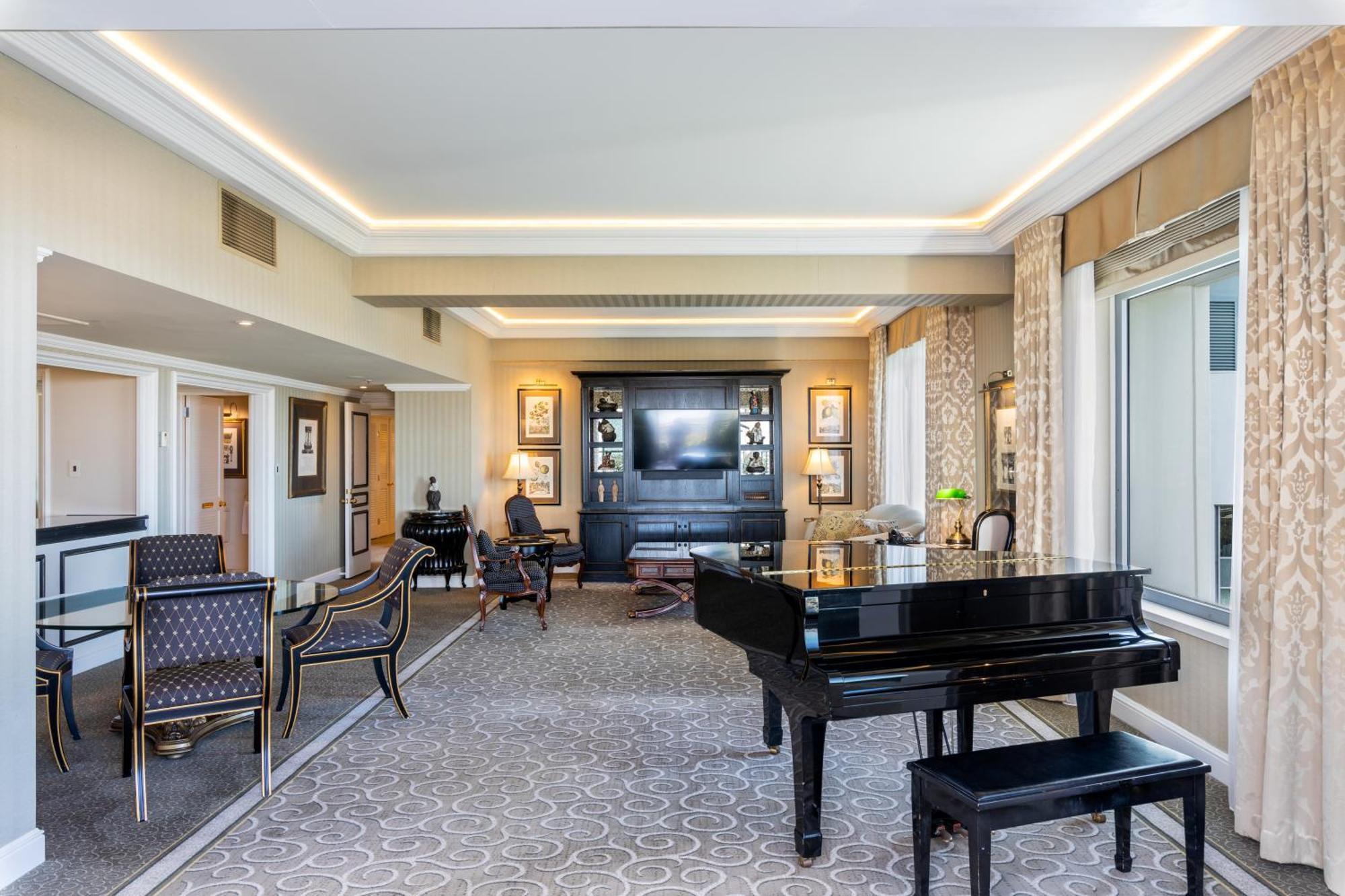 Stamford Plaza Brisbane Otel Dış mekan fotoğraf The living room of a suite at the Waldorf Astoria Washington DC