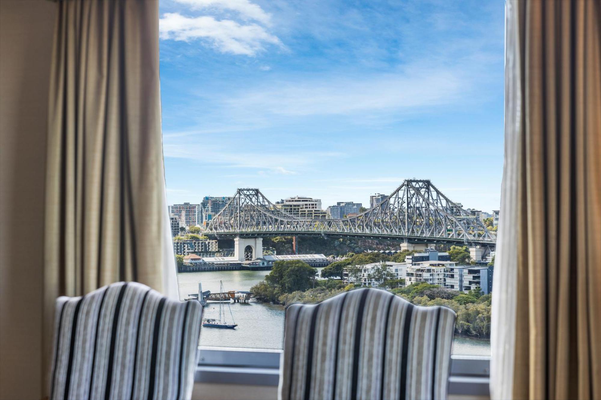 Stamford Plaza Brisbane Otel Dış mekan fotoğraf View of the Story Bridge from a suite